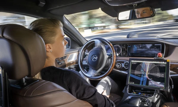 Žmones gąsdina, jų nuomone, nenuspėjamas savavaldžio automobilio elgesys ir valdymo perėmimo galimybė. „Daimler AG“ nuotr.