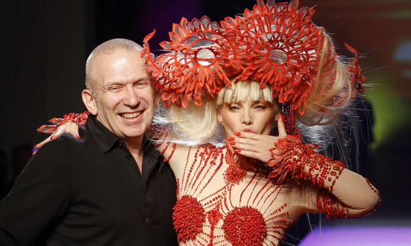 „Atsisakau to, kas manęs netraukia. Jei ko imuosi, darau tai su entuziazmu“, – sako p. Gaultier. Nuotraukoje su aktore Arielle Dombasle. Benoit Tessier („Reuters“ / „Scanpix“) nuotr.