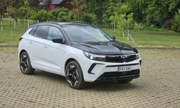 Juodas kapotas, stogas ir gamintojo ženklelis praneša apie didelės galios „GSe“ versiją. Lino Butkaus (VŽ) nuotr.