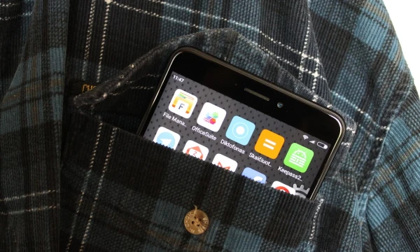 Didžiausias „Mi Max 2“ pranašumas – kasdien įkrauti jo nereikia. Liutauro Leščinsko nuotr.
