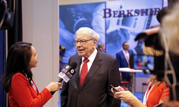 „Berkshire Hathaway“ ir jos valdybos pirmininkas Warrenas Buffettas pastaruoju metu labiau pardavinėjo akcijas nei pirko. Scotto Morgano („Reuters“ / „Scanpix“) nuotr. 
