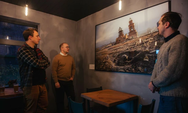 T. Savickis (kairėje), alaus baro „Vingiu Dubingiu“ įkūrėjas, A. Pukis, „Agathum“ vadovas, A. Morozovas, fotografas. Tito Valionio nuotr.