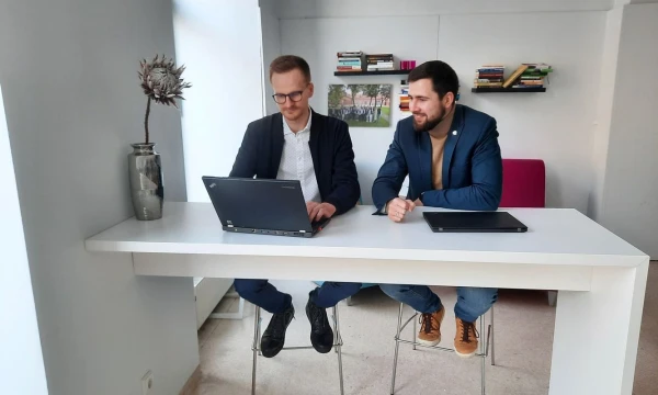 Emilis Markulis (dešinėje) ir Benas Dobrikas, „Getfix“ įkūrėjai. Bendrovės nuotr.