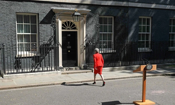 Theresa May, JK premjerė, galiausiai priversta užleisti postą, nes taip ir nesugebėjo išvesti JK iš politinės aklavietės. Isabel Infantes (AFP / „Scanpix“) nuotr. 