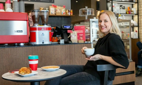 Laima Vėželienė, „Vero cafe“ kavinių tinklą valdančios UAB „Ex prompto“ vadovė: „Į kavą žiūrime ne tik kaip į prekę, norime prisidėti ir prie visos pasaulinės kavos rinkos sveikumo.“ JUDITOS GRIGELYTĖS NUOTR.