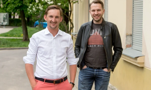 Iš kairės: Laimonas Noreika, tarpusavio skolinimo platformą „FinBee“ valdančios UAB „Finansų bitė“ įkūrėjas ir direktorius, ir Darius Noreika bendrovės administracijos direktorius. Vladimiro Ivanovo (VŽ) nuotr.