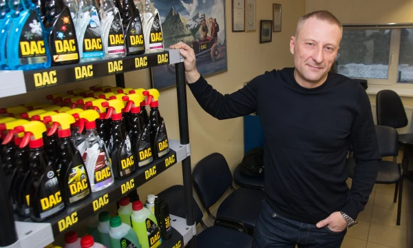 Dainius Danušis, UAB „Danushis Chemicals“ vadovas, džiaugiasi, kad bendrovė pasirinko eiti ne masinės gamybos, o kokybės keliu, anot jo, tai šiandien jau duoda rezultatų – pernai produktų pardavimai augo apie 20%. 
Algimanto Kalvaičio nuotr.