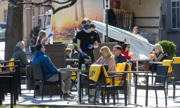 Nuo balandžio pabaigos restoranai ir kavinės jau gali aptarnauti klientus lauke. Juditos Grigelytės (VŽ) nuotr.