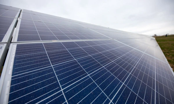 Pirmasis nutolusių saulės elektrinių parkas šalia Elektrėnų.