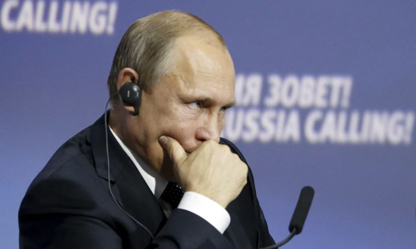 Rusijos prezidentui Vladimirui Putinui pristatomos trys programos, kaip auginti ekonomiką. Sergejaus Karpuchino („Reuters“/ „Scanpix“) nuotr.   