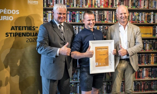 „Klaipėdos švyturio ateities stipendiją“ T.Vėliui įteikė Klaipėdos meras V.Grubliauskas (kairėje) ir „Švyturio-Utenos alaus“ vadovas Rolandas Viršilas (dešinėje). Andriaus Pelakausko nuotr.
