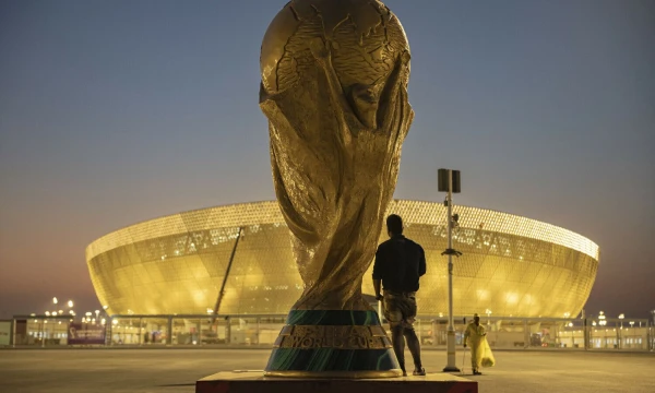 Pasaulio čempionų taurė ir Lusailo stadionas, kuriame vyks 2022 m. FIFA pasaulio futbolo čempionato finalas. Marko Djuricos („Reuters“ / „Scanpix“) nuotr.