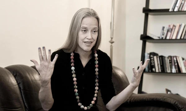 „Visame pasaulyje mačiau, kad svarbu įsišaknyti lokaliai, bet rinkti informaciją globaliai“, – pasakoja Wendy Kopp. Juditos Grigelytės (VŽ) nuotr.