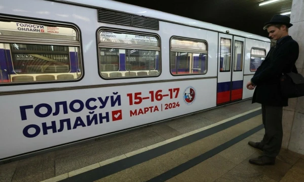 Užrašas ant metro vagono Maskvos stotyje – „Balsuok internetu“. 2024 m. vasario 27 d. Veros Savinos (AFP / „Scanpix“) nuotr.