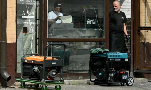 Elektros generatoriai kavinėje Kyjive. Sergėjaus Supinsky (AFP / „Scanpix“) nuotr.