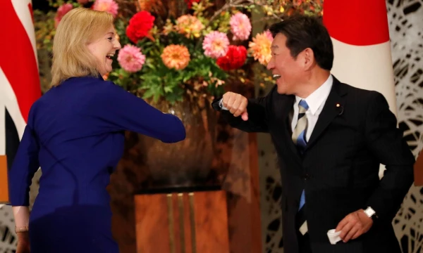 JK tarptautinės prekybos sekretorė Elizabeth Truss ir Japonijos užsienio reikalų ministas. Toshimitsu Motegi. Kim Kyung-Hoono („Reuters“ / „Scanpix“) nuotr.  