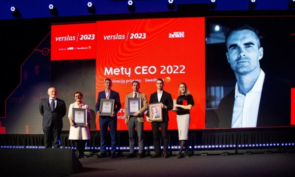 Metų CEO Viktoras Gurgždys, JAV programavimo paslaugų įmonės „Devbridge“ Lietuvos padalinio vadovas, su kitais kandidatais ir Rolandu Barysu, „Verslo žinių“ vyr. redaktoriumi, ir Liucija Zubrute, „Verslo žinių“ portalo redaktore. Vladimiro Ivanovo (VŽ) nuotr.