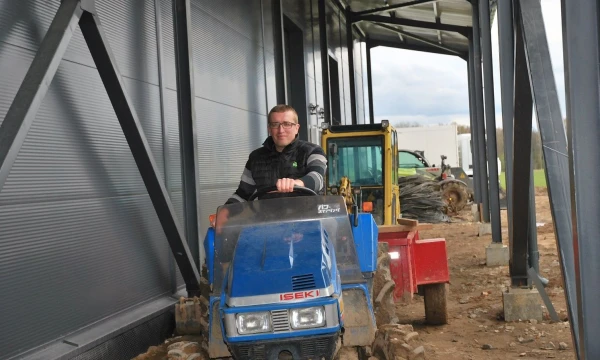 Ūkininkas Tomas Skaizgirys: „Dalyvauti akcijoje „Atviros dienos kaime“ paskatino noras vaikams bei jaunuoliams vesti edukacinius užsiėmimus, kad šie sužinotų, iš kur ant mūsų stalo atsiranda daržovės“. Sigitos Migonytės (VŽ) nuotr.