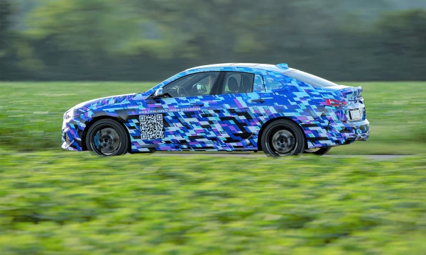 Pirmosiose oficialiose nuotraukose matyti kamufliažu užmaskuotas „BMW 2 Gran Coupe“ prototipas. BMW AG nuotr.