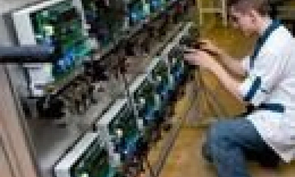 Elektroninių elektros skaitiklių gamybos procesas.