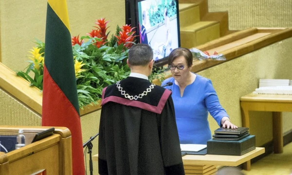 Aušra Maldeikienė duoda Seimo nario priesaiką. Vladimiro Ivanovo (VŽ) nuotr.