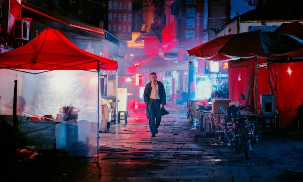 Kinų režisieriaus Bi Gano „Ilga dienos kelionė į naktį“ – beveik valandos vienas kadras. variety.com nuotr.