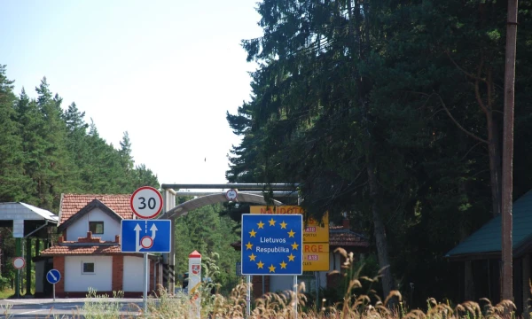 Žadama, kad kitąmet daugiau kaip pusėje tūkstančio kilometrų ilgio pasienio su Baltarusija ruože bus pastatyta 4 m aukščio tvora. VŽ nuotr.