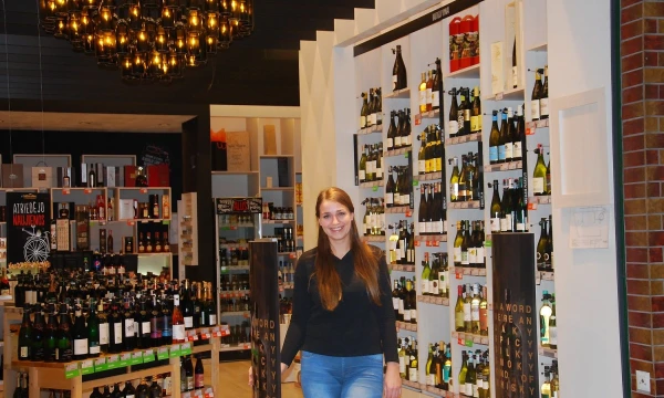 Sandra Pažereckaitė, bendrovės „Mineraliniai vandenys“ valdomų specializuotų gėrimų parduotuvių tinklo „Bottlery“ parduotuvės Klaipėdoje vyr. konsultantė – pardavėja. Mildos Ancevičės (VŽ) nuotr.