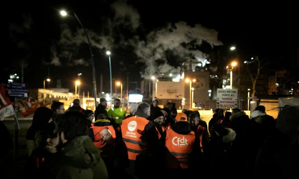 Prancūzijos profsąjungos organizuoja mitingą prie „Exxon-Mobil“ gamyklos. Lou Benoisto (AFP/„Scanpix“) nuotr.