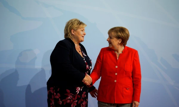 Erna Solberg, Norvegijos premjerė, kartu su Angela Merkel, Vokietijos kanclere. Axelo Schmidto (Reuters / Scanpix) nuotr.