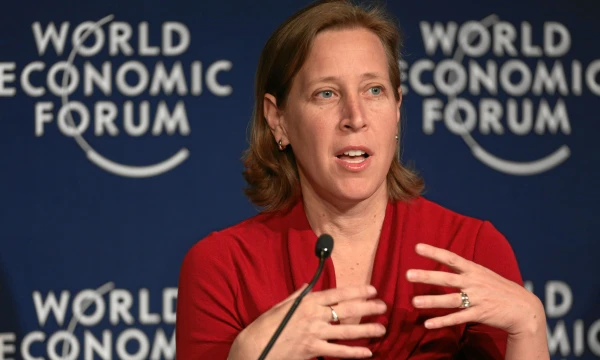 Šį sausį Pasaulio ekonomikos forume Davose dalyvavusi Susana Wojcicki per „Twitter“ pasidalijo balkone laikomo buteliuko su motinos pienu nuotrauka. „Tiesiog neatitinku stereotipo, todėl žmonės sutrinka, o kai pasakau, kad turiu penkis vaikus, apskritai sutrinka“, – sako ji.
swiss-image.ch/ Jolandos Flubacher nuotr.