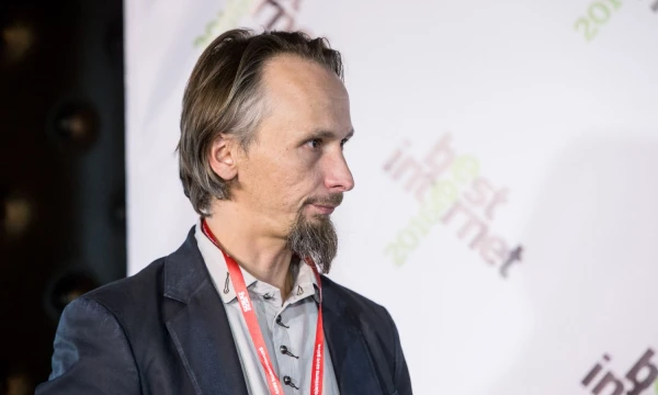Vasaris Oržekauskas, žiniasklaidos planavimo agentūros „Inspired UM“ vadovas: „Svarbu įvertinti visą vartotojo patirtį bei jo pirkimo kelionę, tik bendro vaizdo matymas padeda kurti ir įgyvendinti efektyvias rinkodaros komunikacijos strategijas ir augti.“  Juditos Grigelytės (VŽ) nuotr.