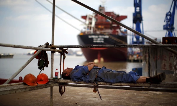 Traukiantis sunkiajai Kinijos pramonei, šimtai darbuotojų gali netekti darbo – nebent valdžia toliau gaivins nuostolingas pramonės milžines.  Carlos Barrios („Reuters“ / „Scanpix“) nuotr.