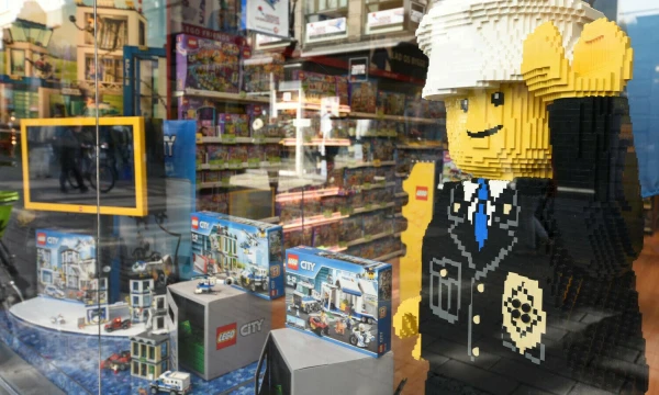 „Lego“ parduotuvės Kopenhagoje vitrina. Fabiano Bimmerio („Reuters“ / „Scanpix“) nuotr.