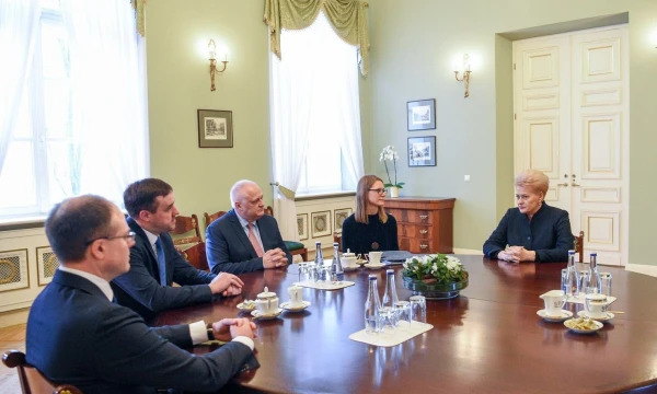 Prezidentė Dalia Grybauskaitė su keliais ekspertais aptarė savo pasiūlymus dėl viešojo sektoriaus sistemos skaidrinimo. Roberto Dačkaus (LR Prezidento kanceliarija) nuotr.  