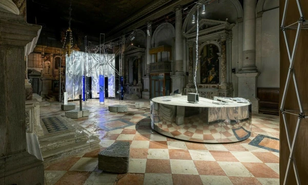 Julijono Urbono ir Lietuvos erdvės agentūros interaktyvi instaliacija „Planeta iš žmonių“ Venecijos architektūros bienalėje, 2021. Aistės Valiūtės ir Daumanto Plechavičiaus nuotr.