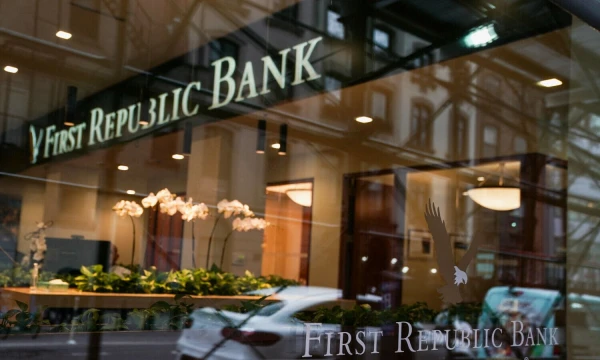 „First Republic Bank“ akcijos pirmadienį pigo 75%. Davido Dee  Delgado („Reuters“ / „Scanpix“) nuotr.