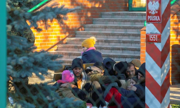 Grupė nelegaliai kirtusių sieną migrantų sulaikytų Lenkijos sienos apsaugos tarnybos užkardoje Michalove. Agnieszka Sadowska („Agencja Gazeta“/„Reuters“/„Scanpix“) nuotr. 
