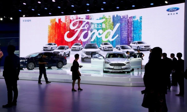 Lankytojai parodoje Guangdžou, Kinijoje. Bobby Yipo (Reuters / Scanpix) nuotr.