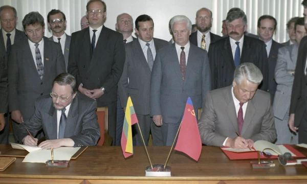 Rusijos prezidentas Borisas Jelcinas ir Lietuvos Aukščiausiosios Tarybos pirmininkas Vytautas Landsbergis pasirašo Tarpvalstybinių santykių pagrindų sutartį tarp Rusijos Federacijos ir Lietuvos. „RIA Novosti“ nuotr. 