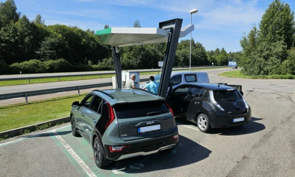 Nemokamos elektromobilių įkrovimo stotelės per dešimtmetį suformavo nemokančių naudotojų kultūrą. Vladimiro Ivanovo (VŽ) nuotr.