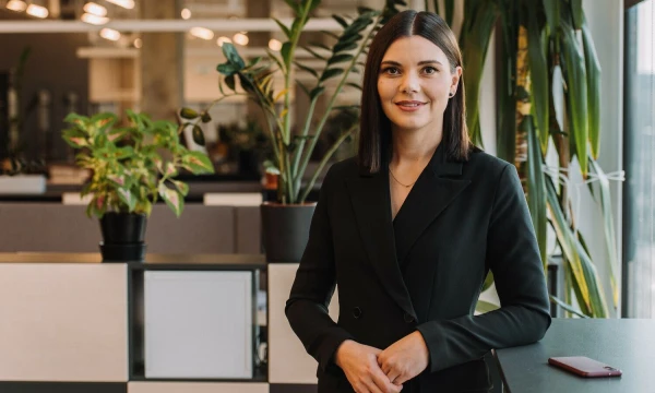 Dovilė Sukackaitė-Bolienė, Šiaulių banko darbuotojų patirties ir įtraukties grupės vadovė:  „Dirbant iš namų, turint silpną ryšį su komanda, gaunant mažai dėmesio iš vadovo, darbuotojas gali pajusti, kad jam nereikia organizacijos, kuriai jo reikia tik kaip darbo jėgos, o ne kaip unikalaus darbuotojo“.