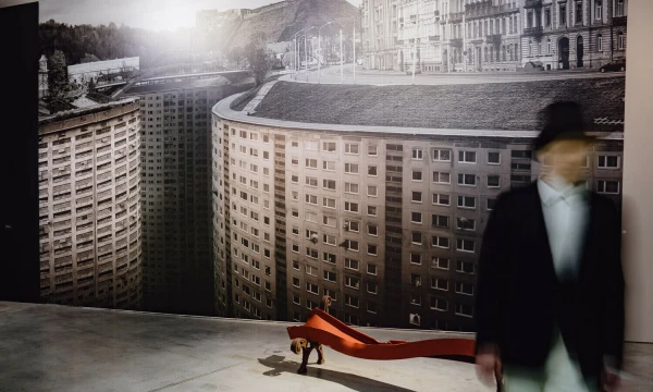 Liudo Parulskio fotomontažas „Mūsų Vilnius“ parodoje „Vilniaus pokeris“. Ryčio Šeškaičio nuotr.