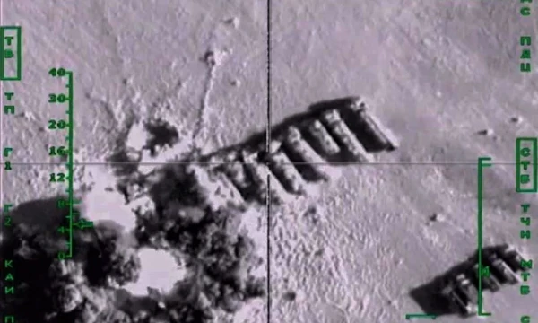 Rusijos karinės oro pajėgos bombarduoja IS naftos tankerių koloną.  Rusijos gynybos ministerijos / „Scanpix“ nuotr.
