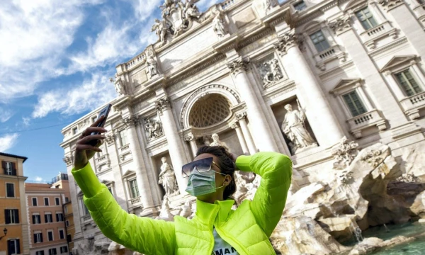 Turistai Romoje. Kai kurie dėvi apsaugines kaukes, baimindamiesi koronaviruso. Francesco Fotia (AGF/AGF/SIPA/„Scanpix") nuotr.