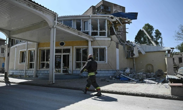 Ukrainos gelbėtojų tarnybos narys prie subombarduoto viešbučio. Genya Savilov (AFP / „Scanpix“) nuotr.