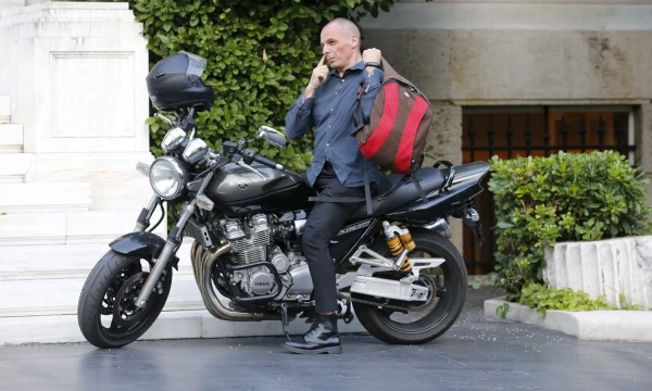 Yanis Varoufakis pasižymėjo įpročiu į vyriausybės posėdžius atvykti su motociklu. Jeano Paulo Pelissiero („Reuters“ / „Scanpix“) nuotr.