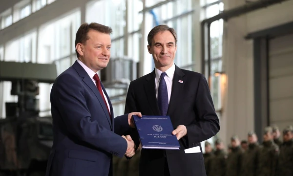 Lenkijos gynybos ministras Mariuszas Blaszczakas ir JAV ambasadorius Lenkijoje Paulas W. Jonesas pasirašo susitarimą dėl raketų. Slawomiro Kaminskio („Agencja Gazeta“ / „Scanpix“) nuotr.