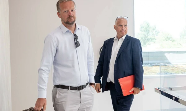 Peeteris Piho (dešinėje), bendrovės „PlusPlus Capital“ generalinis direktorius ir Toivo Viilupas, bendrovės teisininkas. Liis Treimann ( „Aripaev“ ) nuotr.