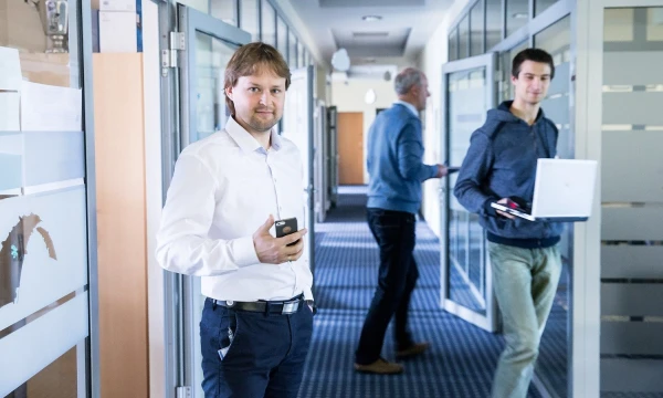 „Man buvo labai aiškios bendrovės vertybės ir aš aiškiai žinojau, kur einu“, - sako Andrius Bumblauskas, „Blue Bridge“ IT architektas. JUDITOS GRIGELYTĖS (VŽ) NUOTR. 